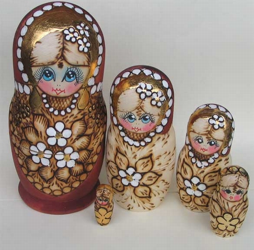 Matrushkas poppen, 5 houten meisjes